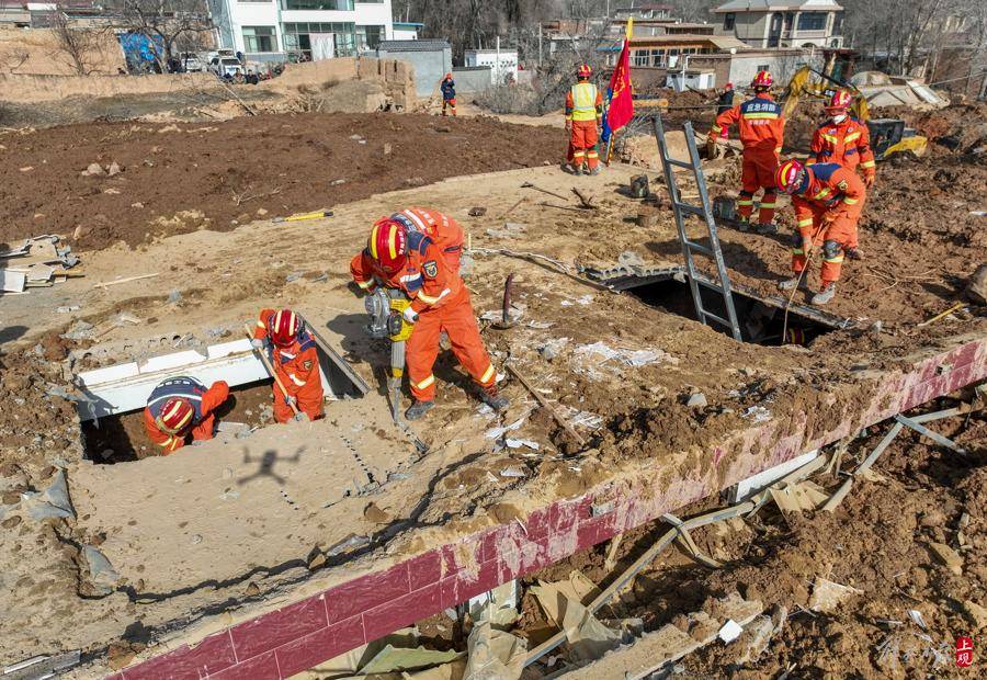 MYBALL迈博【现场图】草滩村救援仍在进行多台挖掘机接力清淤